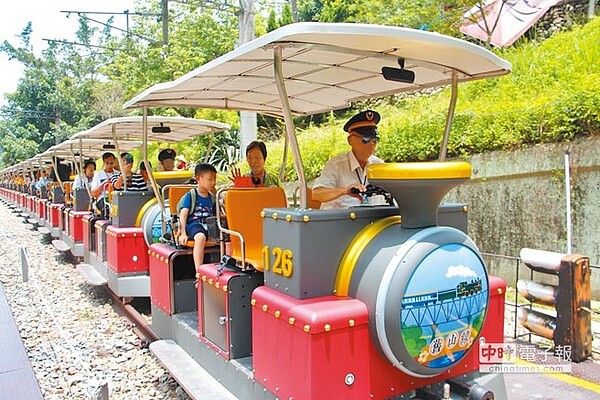 苗栗將持續以「慢城大縣」為目標,未來結合社區營造,以環境妝點及產品開發等方式持續激發在地能量,圖為三義舊山線鐵道自行車。(巫靜婷攝)