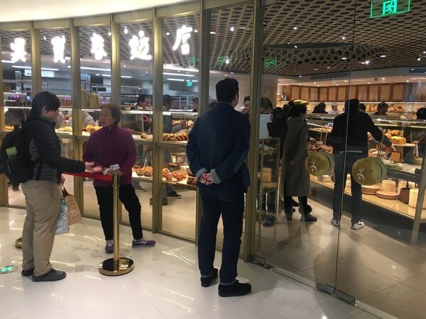 吳寶春大陸首家麵包店11日下午湧入不少消費者大排長龍，甚至必須在門口進行出入管制。（特派記者林則宏／攝影）