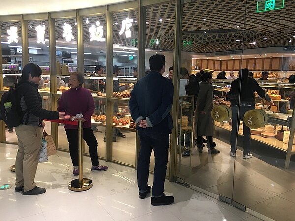 吳寶春大陸首家麵包店11日下午湧入不少消費者大排長龍，甚至必須在門口進行出入管制。（特派記者林則宏／攝影）
