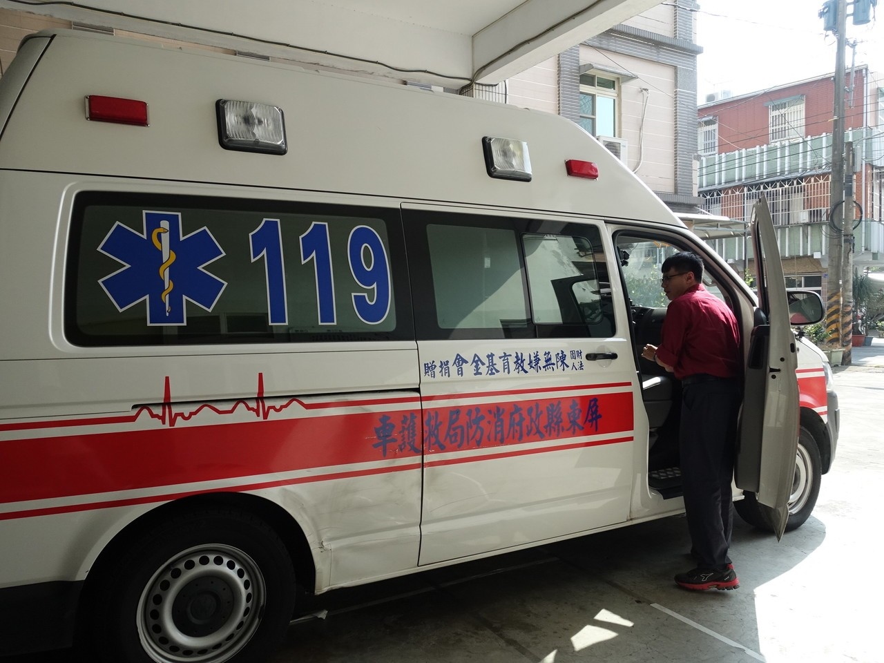 屏東縣消防局龍泉消防分隊唯一的救護車，就是103年吳寶春以母親的名義捐贈。記者翁禎霞／攝影
