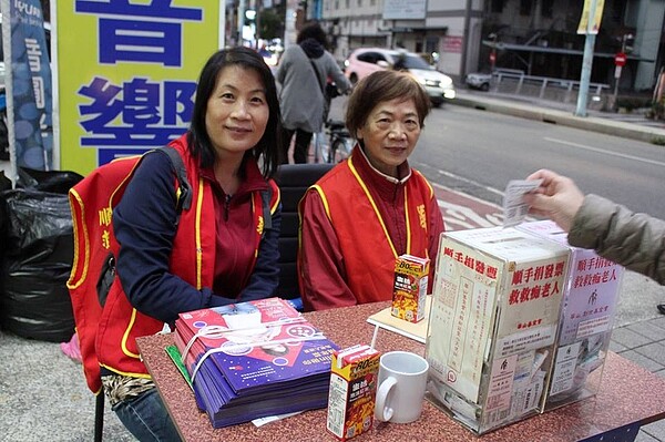民眾領高麗菜舉手做公益,發票全數捐給華山基金會新莊愛心天使站,幫助弱勢長者。(圖/永慶房屋提供)