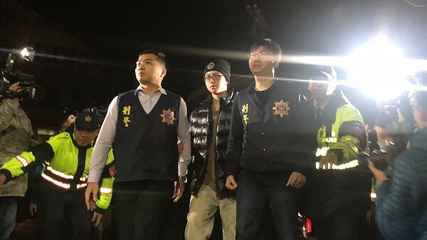 孫安佐抵達士檢,經過80分鐘偵訊,檢察官認為,無羈押必要,諭令無保請回。記者蕭雅娟/攝影