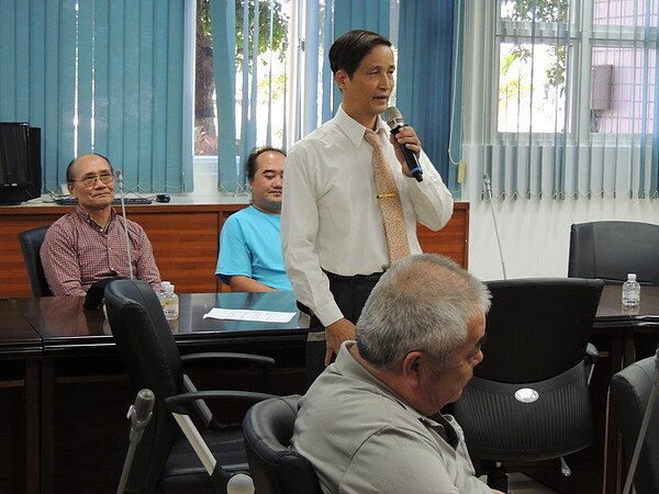 台東地區十餘位普悠瑪事故傷者昨天上午前往台東縣議會陳情,一致指控除了事故當天在醫院拿到5000元慰問金,事發至今快兩個月,台鐵都不聞不問。 記者羅紹平/攝影