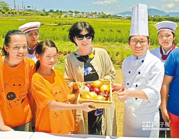 吳寶春(右一)成名後常回饋故鄉,參加屏東舉辦的活動。圖為他參加屏東彩稻節,指導恆春孩子以當地的特產洋蔥,製作洋蔥法式麵包。(本報資料照片)