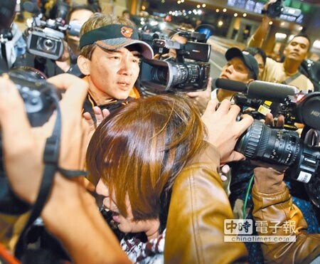 孫鵬(上)及狄鶯(下)混亂中狄鶯頭部遭攝影機鏡頭撞擊,痛苦地大叫。(范揚光攝)