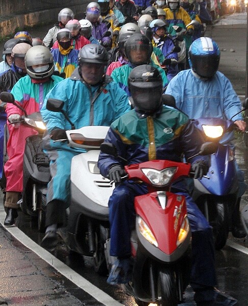 明年起交通部原已規定新款機車須加裝防鎖死煞車系統ABS,引起抱怨,蔡英文總統昨天親自要求相關部門應重新檢視配套措施。 圖/聯合報系資料照片