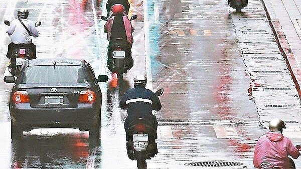 蔡英文總統表示,近來引發民眾討論的機車加裝ABS等安全裝置,這些施政立意良善,政府卻忽略新標準的實施,是否會增加民眾負擔,或是讓民眾無法負擔。 報系資料照