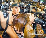 攝影機打到頭　狄鶯狼狽接機