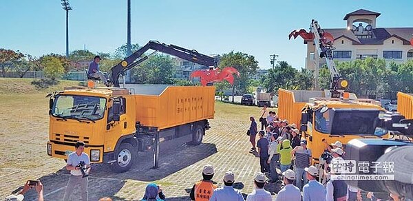 3年前尼伯特颱風重創台東，台東縣政府利用善款結餘購買抓斗車，成為救災新利器。（楊漢聲攝）