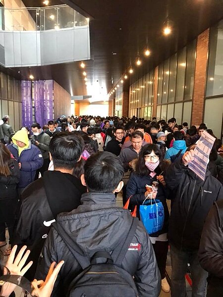 美麗新淡海影城排隊盛況。(圖/取自網友蘇銘翔)