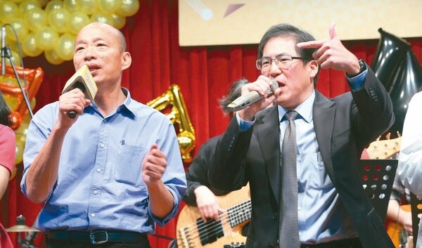 韓國瑜（左）昨出席高醫「聽希望在唱歌」音樂會，唱了拿手歌「愛拚才會贏」。 記者劉學聖／攝影