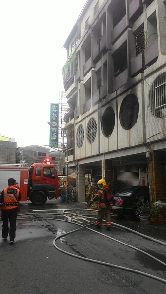 台南市東區府東街民宅火災，二樓起火點冒出濃煙，消防人員很快出水滅火。記者黃宣翰／攝影 