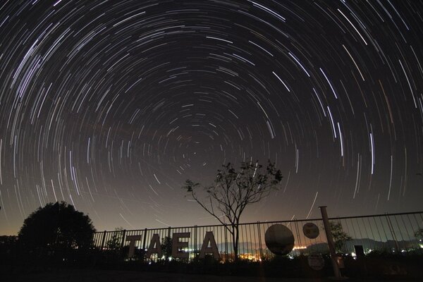 圖為2015年12月攝影好手在台南大內捕捉雙子座流星雨壯觀畫面。聯合報系資料照／南瀛天文教育園區提供
