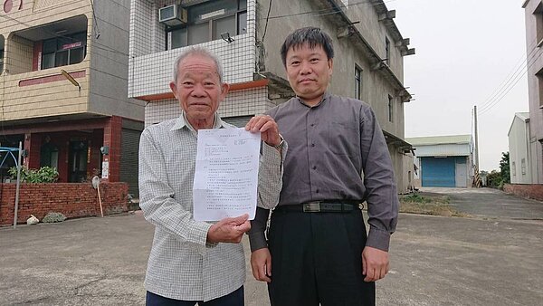 賴姓屋主(左)感謝林俊男(右),發現他房屋稅被算錯、溢收23年,可退款5萬餘元。記者卜敏正/攝影