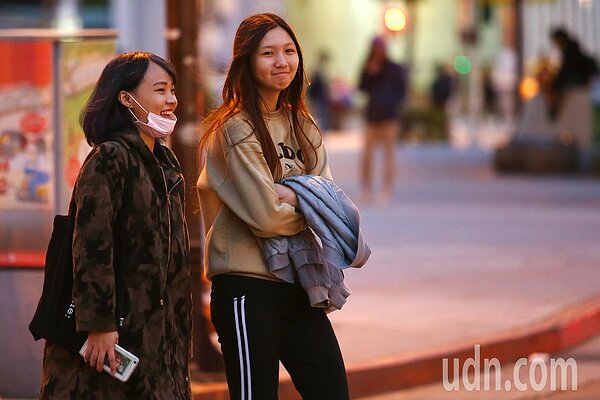 中央氣象局說,今明清晨持續受東北季風的影響,預計中部以北、東北部早晚的低溫約14到16度,其他地區低溫也只有16到19度,北台灣一整天感受較涼。本報資料照/記者王騰毅攝影