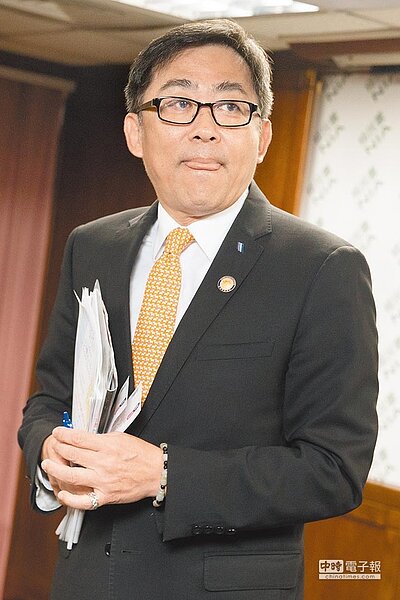 遭爆假公濟私、被火速調職的前移民署長楊家駿,昨召開2次記者會澄清,指視察地方被帶去景點,可了解地方民情,推廣到國際。(杜宜諳攝)