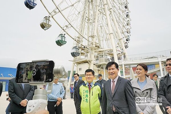 林佳龍（右三）在三井OUTLET PARK台中港開直播，透過鏡頭帶網友逛逛「全國首座海港型購物中心」。（王文吉攝）