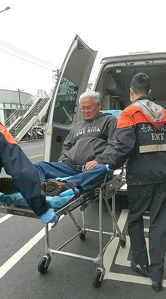 范可欽受傷後搭上救護車送到內湖三總。圖／讀者提供