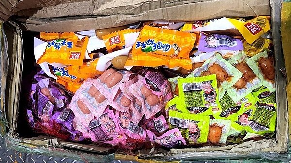 海關查獲的大陸玉米熱狗腸。 圖/關務署台北關提供