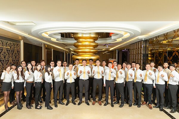 永慶不動產台中美村高工加盟店孫堙炘店東(前排中) 帶領著一群八年級的同仁創下傲人成績。(永慶不動產提供)