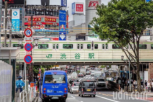 日本東京山手線通過繁華地段。本報資料照／記者雷光涵攝影