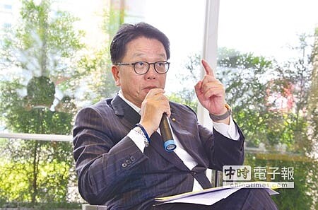 傳真實業董事長王明成歸納大選贏家戰略，指出6大創新思維，提供未來建案銷售參考。圖／鄭啟明 