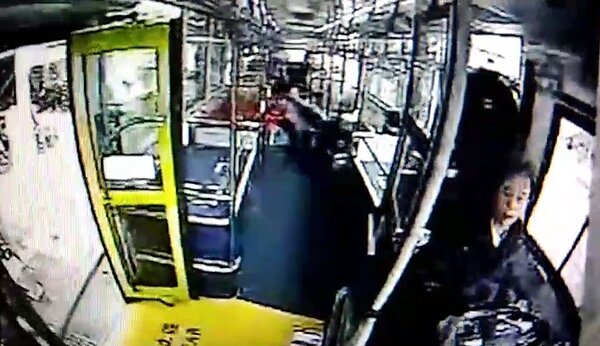 導演范可欽搭公車從輪椅摔落,斷了3根肋骨住院治療,警方調閱公車行車記錄器,發現司機未協助范繫上輪椅專用安全帶。記者李奕昕/翻攝