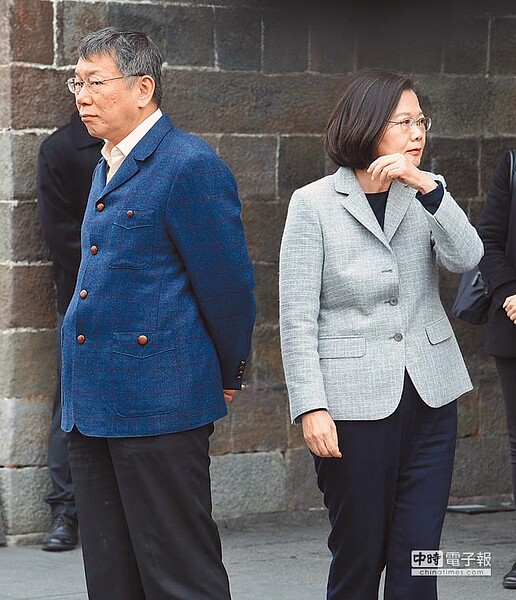 蔡英文總統（右）與台北市長柯文哲（左）13日在北門廣場與台北郵局進行「蔡柯會」，這也是九合一大選白綠分手後，第二度在公開場合見面，過程中，兩人眼神少有交集。（陳信翰攝）