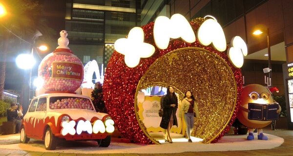 新光三越台南新天地即日起到明年1月6日於西門廣場打造「耶誕奇幻樂園」。圖／台南新天地提供