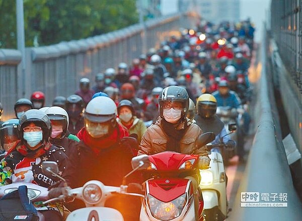 高雄市約有200萬輛機車,其中二行程機車空氣汙染危害更大,環保局加碼補助汰換,期限至今年底止,市府呼籲市民盡快申請。(本報資料照片)