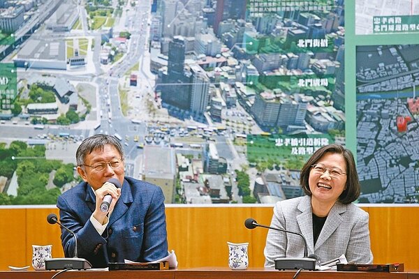 蔡英文總統(右)與台北市長柯文哲(左)昨天在北門舉行「蔡柯會」。 記者陳柏亨/攝影