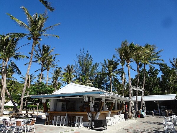 為整頓非法露營地亂象，墾管處下周起將強制拆除露營地上的新違建，圖為墾丁白砂1處非法露營地的賣場新違建。記者潘欣中／攝影