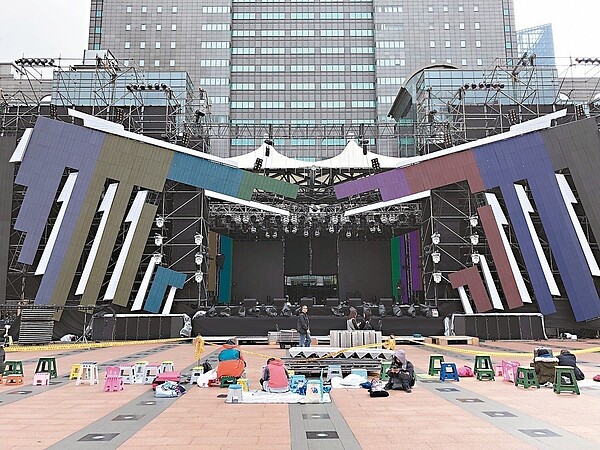 2018新北市歡樂耶誕城周末舉辦「巨星耶誕演唱會」,今年找來多位藝人連2天開唱,昨已有粉絲提前來卡位。 圖/新北觀旅局提供