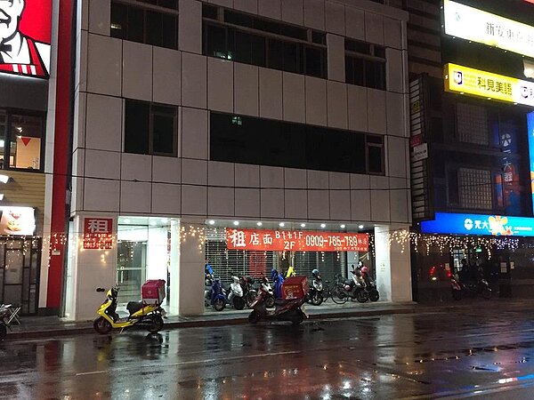 府中商圈周邊店面陸續掛起招租廣告。圖/黃靖惠攝