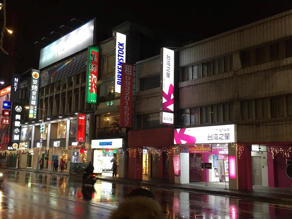 府中商圈周邊店面陸續掛起招租廣告。圖／黃靖惠攝