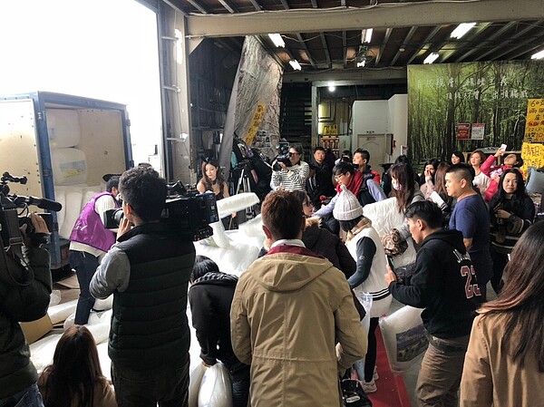 寢具業者舉辦特賣會,吸引大批民眾。照片王雅慧提供