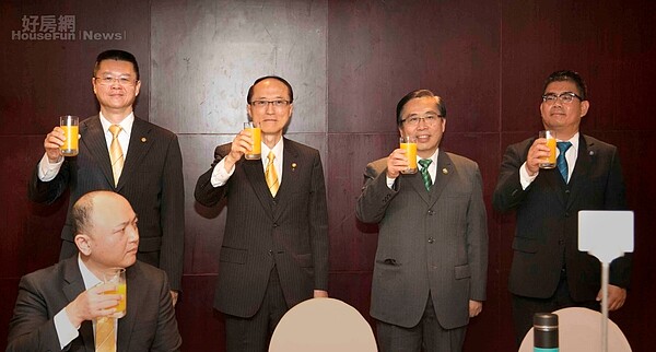 永慶房產集團孫慶餘董事長(左二)、集團業務總經理葉凌棋(左一)、加盟事業體劉炳耀董事長(右二)、加盟事業體莊志成副總經理(右一),皆到場為店東們分析市場與產業趨勢。