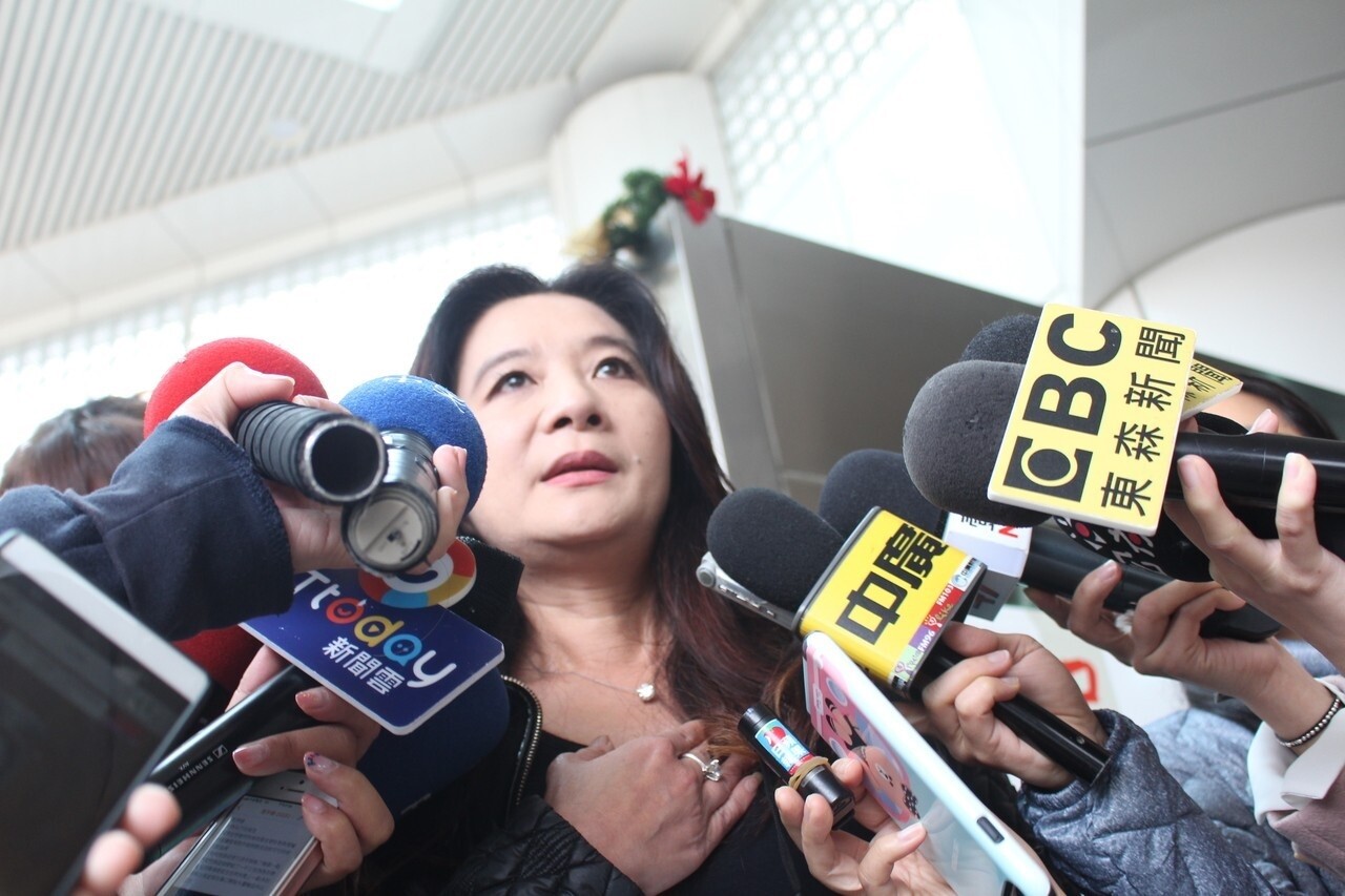 廣告導演范可欽昨天搭乘公車意外摔傷,好友台北市議員應曉薇、大都會客運總經理李建文今下午一同到院探視。記者陳婕翎/攝影