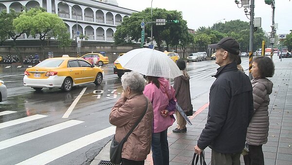 氣象局表示,周日下午又有一波大陸冷氣團南下,氣溫將呈現溜滑梯式的快速下降,預估最冷的一天將出現在下周二清晨,屆時北台灣只有12度。聯合報系記者王彥鈞/攝影