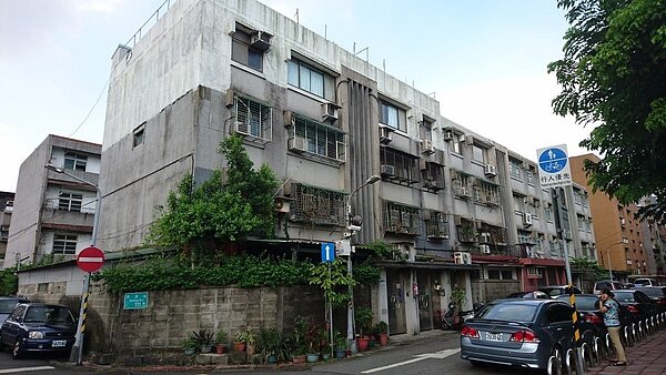 台電寶清街都更案基地形狀方整且位居精華地段，現有建物為屋齡近50年的4層樓連棟式公寓。 圖／台電提供