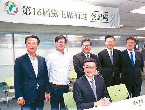 行政院秘書長卓榮泰（前）昨在嘉義縣準縣長翁章梁（左起）、前立委陳其邁、桃園市長鄭文燦、新竹市長林智堅與台南市準市長黃偉哲陪同下，完成黨主席補選登記。 記者蘇健忠／攝影