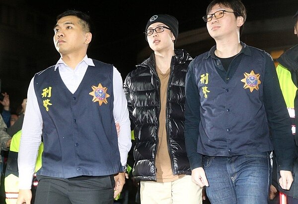 藝人孫鵬、狄鶯的獨子孫安佐(中)在美國涉恐攻案遭逮,在歷經260天關押後被遣送回台,前往士林地檢署接受偵訊。記者胡經周/攝影