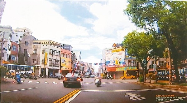 行車記錄器普遍,交通違規檢舉案件多,明年起檢舉交通違規將採實名制。 圖/警方提供