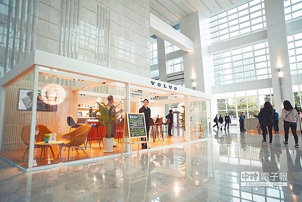 台北101「VOLVO FIKA CAFE」,今可供租戶和租戶的訪客憑證免費享用咖啡。(台北101提供)