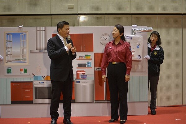 為讓民眾了解燃氣熱水器安裝不正確可能導致中毒風險,內政部特別在「1216一氧化碳預防日」前夕,透過模擬短劇,提醒民眾如何避免一氧化碳中毒威脅。圖/消防署提供