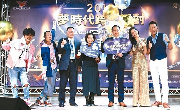 今年12月31日高雄夢時代購物廣場前的跨年派對,以藝人卡司取勝,將由浩角翔起(左二和左一)、Janet(右二)和艾力克斯(右一)主持。 圖/統一夢時代提供