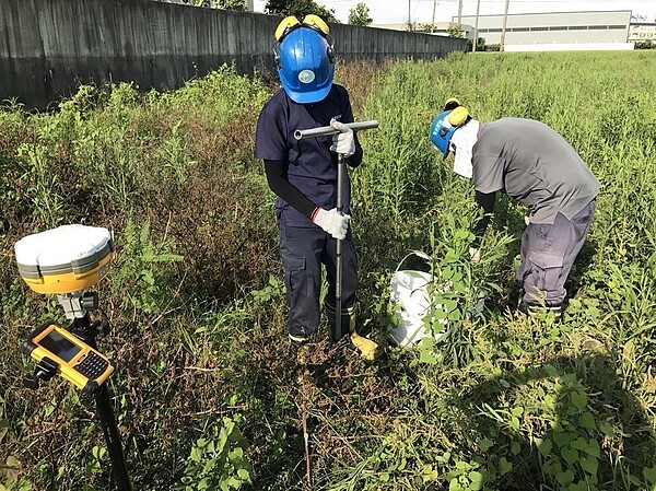 彰化縣環保局整治受汙染農地，稽查人員篩檢土壤的重金屬濃度。 圖／彰化縣環保局提供