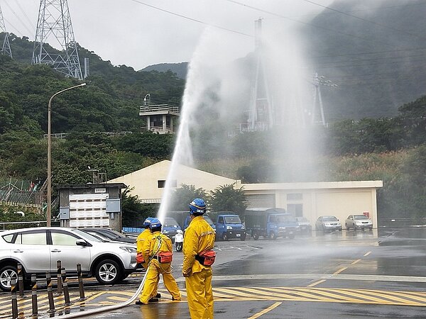 台電公司核能二廠兩部機組進行緊急計畫年度演習,共演練5小時,模擬核電廠面對多重極端天災時,受到突如其來的地震及引發的海嘯的威脅,核二各單位應變小組緊急因應。記者游明煌/攝影