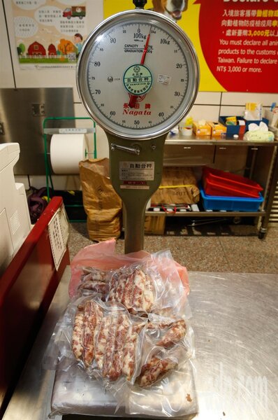 關務署台北關中午查獲旅客夾帶3.6公斤大陸來的香腸闖關。記者鄭超文／攝影 