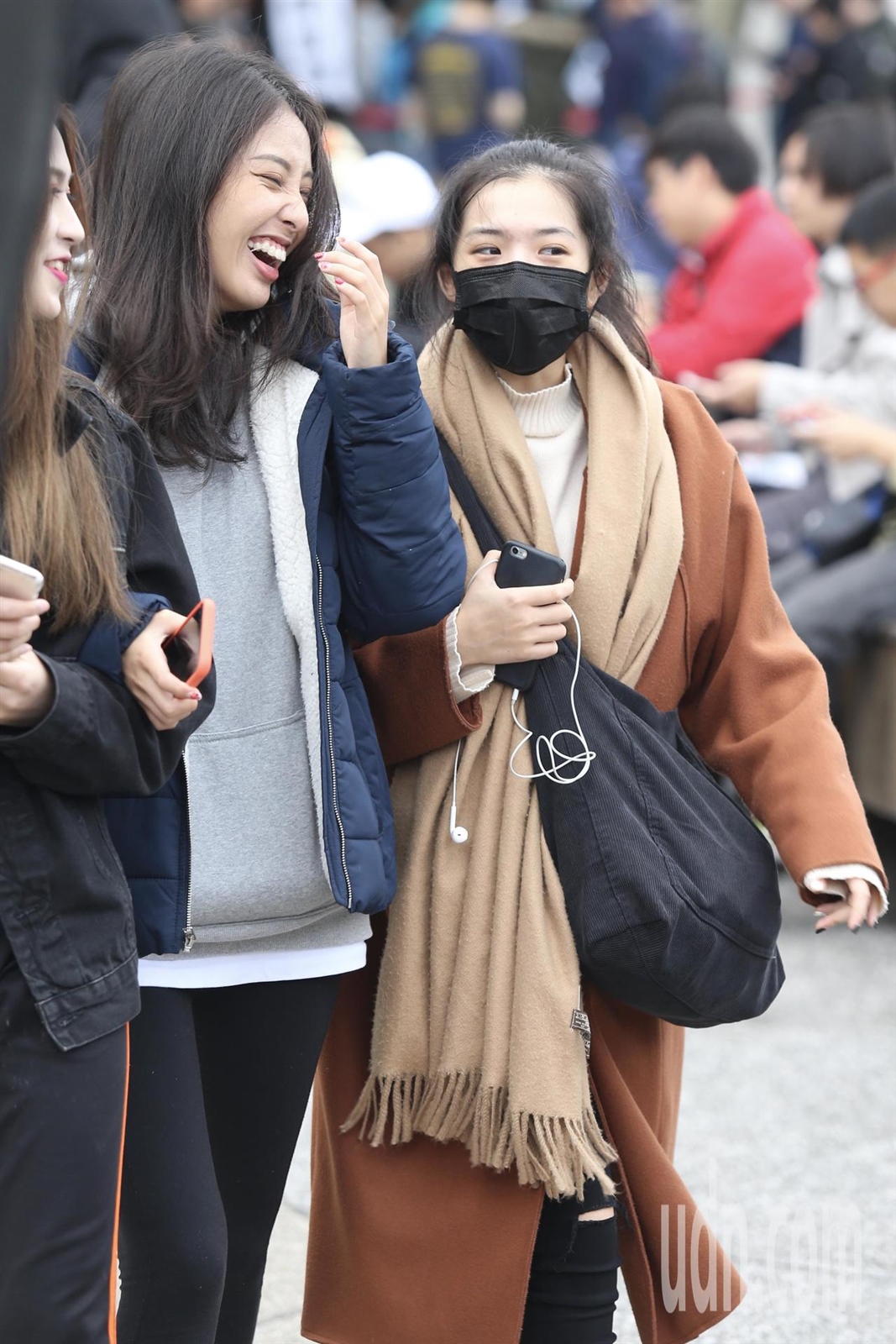 台北圓山花博公園民眾穿著厚外套、圍圍巾禦寒。記者林伯東／攝影